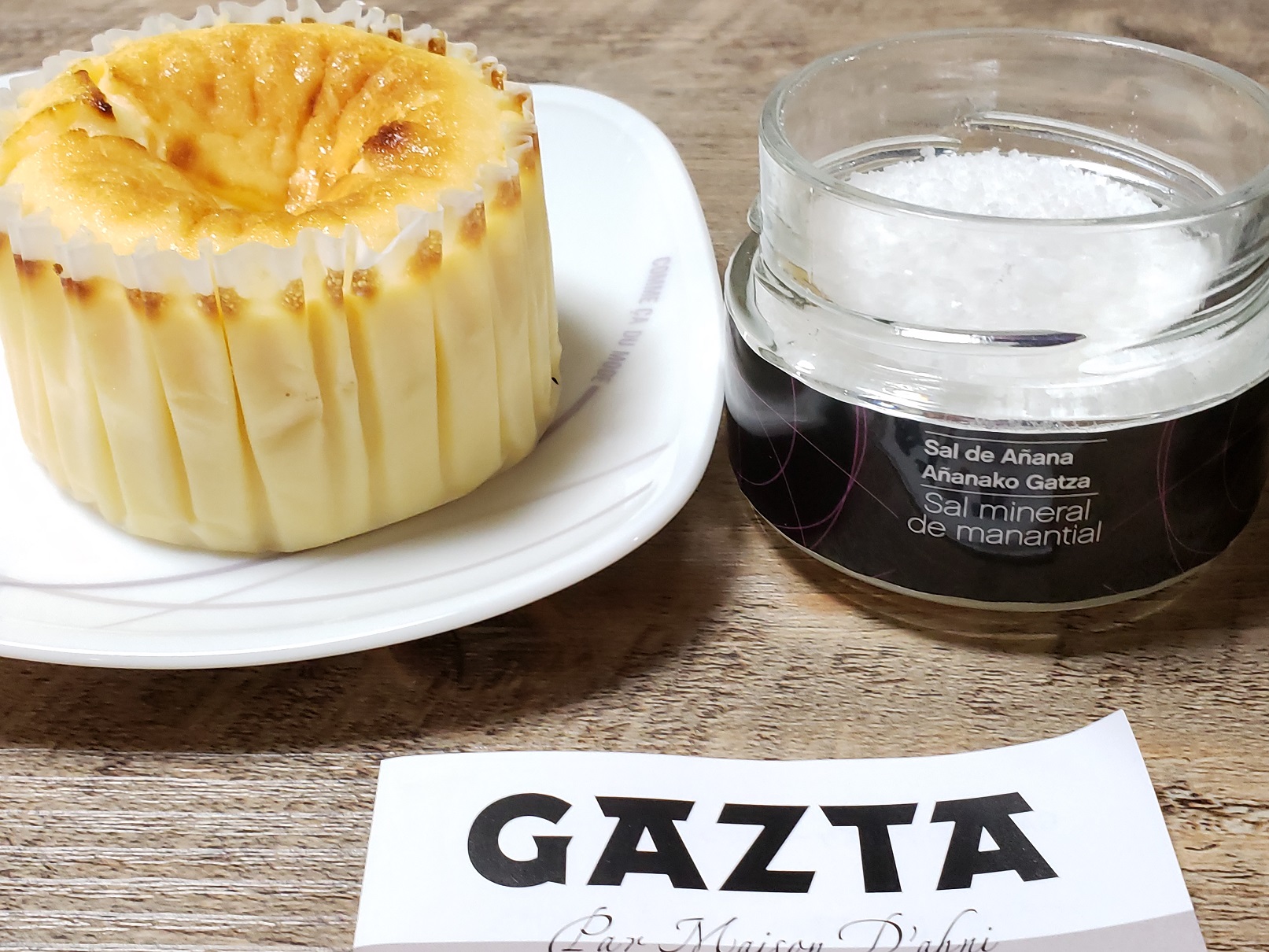 白金高輪gazta スペイン バスクの本物チーズケーキ アニャーナ岩塩でいただきました 大人おいしく 本場バルの味ですね エキストラヴァージンオリーブオイルのコンディメント メディテラネオ